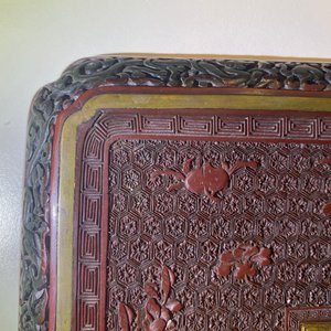 Een paar Chinese tweekleurige vierkante lakwerk schotels, Qianlong merk en periode — foto 16