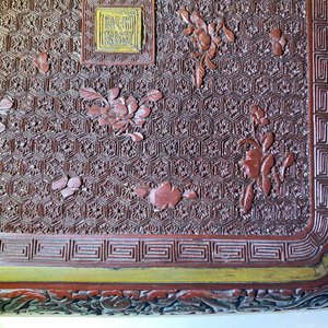 Een paar Chinese tweekleurige vierkante lakwerk schotels, Qianlong merk en periode — foto 19
