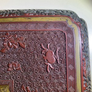 Een paar Chinese tweekleurige vierkante lakwerk schotels, Qianlong merk en periode — foto 22