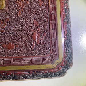 Een paar Chinese tweekleurige vierkante lakwerk schotels, Qianlong merk en periode — foto 24