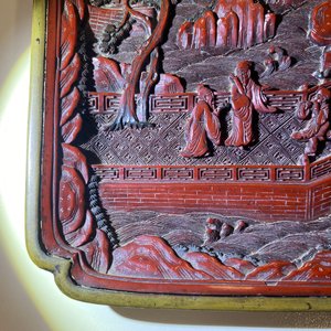 Een paar Chinese tweekleurige vierkante lakwerk schotels, Qianlong merk en periode — foto 31