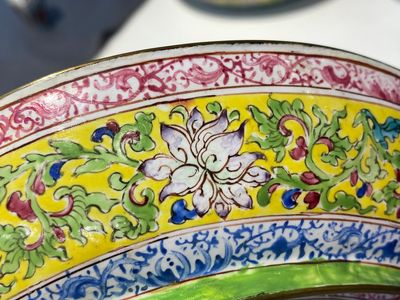 Een paar Chinese uitzonderlijk fijn geschilderde borden in Canton email, Yongzheng — foto 13