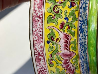 Een paar Chinese uitzonderlijk fijn geschilderde borden in Canton email, Yongzheng — foto 14