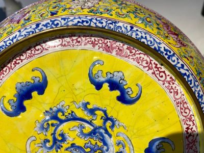 Een paar Chinese uitzonderlijk fijn geschilderde borden in Canton email, Yongzheng — foto 5