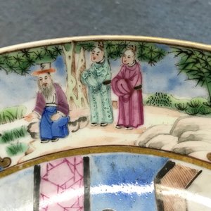 Een paar Chinese 'Van Speyk' Canton famille rose koppen en schotels, gedat. 1831 — foto 28