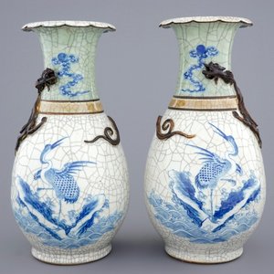 Een paar Chinese vazen met blauw-wit decor op celadon en craquelé ondergrond, 19e eeuw — foto 1