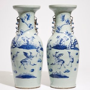 Een paar Chinese vazen met blauw-wit decor van kraanvogels op celadon fond, 19e eeuw — foto 1