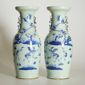 Een paar Chinese vazen met blauw-wit decor van kraanvogels op celadon fond, 19e eeuw — foto 7