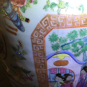 Een paar Chinese vazen met Canton famille rose decor op celadon fondkleur, 19e eeuw — foto 8