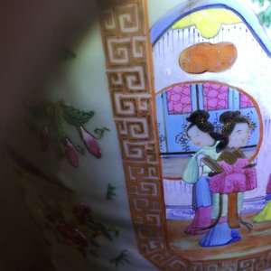 Een paar Chinese vazen met Canton famille rose decor op celadon fondkleur, 19e eeuw — foto 9