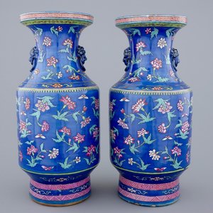 Een paar Chinese vazen met famille rose decor van bloemen op blauwe fond, 19e eeuw — foto 1