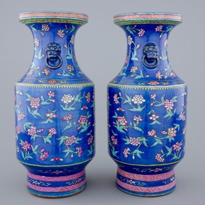 Een paar Chinese vazen met famille rose decor van bloemen op blauwe fond, 19e eeuw — foto 4