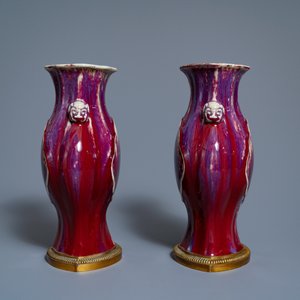 Een paar Chinese vazen met flambé glazuur op verguld bronzen voet, 18/19e eeuw — foto 3