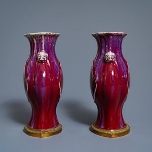 Een paar Chinese vazen met flambé glazuur op verguld bronzen voet, 18/19e eeuw — foto 5
