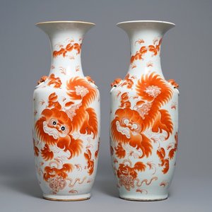 Een paar Chinese vazen met ijzerrood decor van Boeddhistische leeuwen, 19/20e eeuw — foto 1