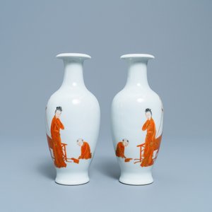 Een paar Chinese vazen met ijzerrood en verguld decor, Qianlong merk, Republiek — foto 3