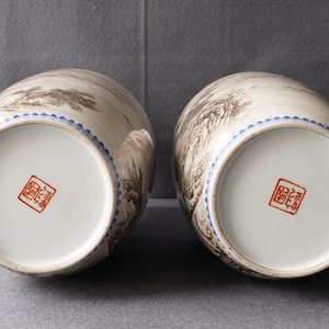 Een paar Chinese vazen met landschapsdecor, gesign. Zhou Guo Jun, Republiek, 20e eeuw — foto 9