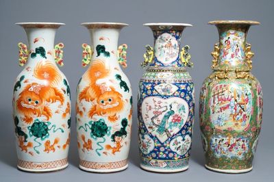 Een paar Chinese vazen met leeuwen en twee famille rose vazen, 19e eeuw
