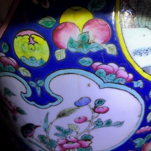 Een paar Chinese vazen met leeuwen en twee famille rose vazen, 19e eeuw — foto 20