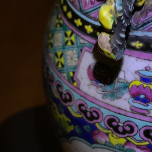Een paar Chinese vazen met leeuwen en twee famille rose vazen, 19e eeuw — foto 22