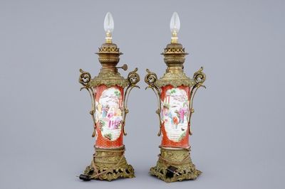 Een paar Chinese vazen met mandarijns decor in bronzen montuur, 18/19e eeuw