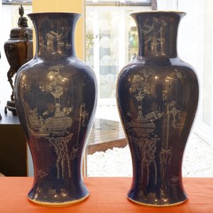 Een paar Chinese vazen met onderglazuur decor op bleu poudré fond, 19e eeuw — foto 7