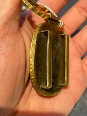 Een paar Chinese verguld bronzen riemhangers met mosagaat, Qianlong — foto 6