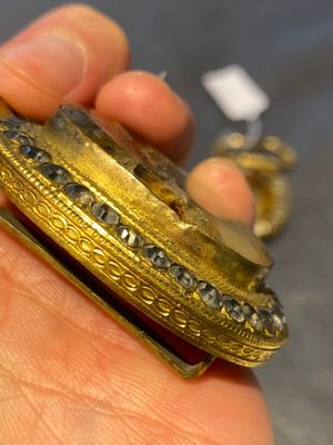 Een paar Chinese verguld bronzen riemhangers met mosagaat, Qianlong — foto 8