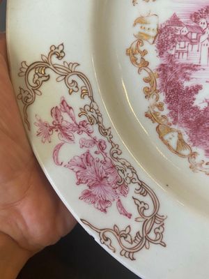Een paar Chinese verguld en rose-geëmailleerde borden met havenzicht, Qianlong — foto 15