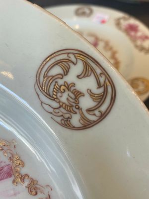 Een paar Chinese verguld en rose-geëmailleerde borden met havenzicht, Qianlong — foto 16