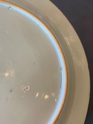 Een paar Chinese verguld en rose-geëmailleerde borden met havenzicht, Qianlong — foto 21