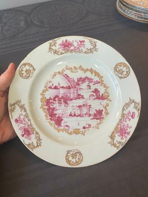 Een paar Chinese verguld en rose-geëmailleerde borden met havenzicht, Qianlong — foto 3