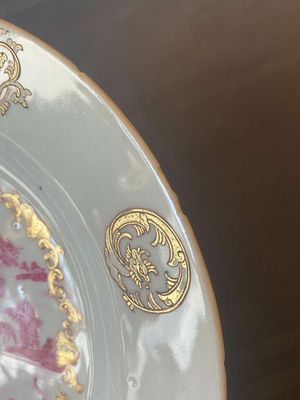 Een paar Chinese verguld en rose-geëmailleerde borden met havenzicht, Qianlong — foto 6