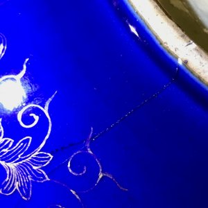 Een paar Chinese vergulde drakenschotels met blauwe fondkleur, Guangxu merk en periode — foto 12