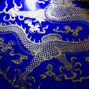 Een paar Chinese vergulde drakenschotels met blauwe fondkleur, Guangxu merk en periode — foto 17