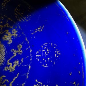 Een paar Chinese vergulde drakenschotels met blauwe fondkleur, Guangxu merk en periode — foto 21