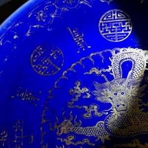 Een paar Chinese vergulde drakenschotels met blauwe fondkleur, Guangxu merk en periode — foto 9
