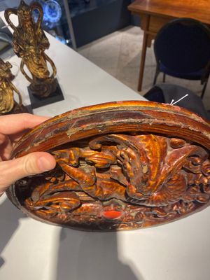 Een paar Chinese vergulde en gelakte houten bewakers en een ronde plaquette met een draak, 19e eeuw — foto 13