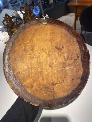 Een paar Chinese vergulde en gelakte houten bewakers en een ronde plaquette met een draak, 19e eeuw — foto 15
