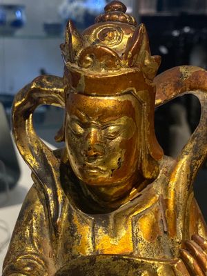 Een paar Chinese vergulde en gelakte houten bewakers en een ronde plaquette met een draak, 19e eeuw — foto 4