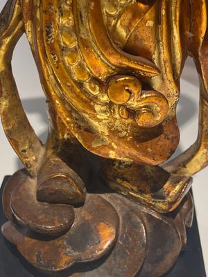 Een paar Chinese vergulde en gelakte houten bewakers en een ronde plaquette met een draak, 19e eeuw — foto 6