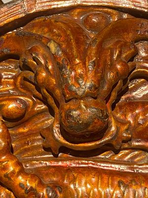 Een paar Chinese vergulde en gelakte houten bewakers en een ronde plaquette met een draak, 19e eeuw — foto 8