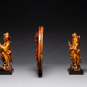 Een paar Chinese vergulde en gelakte houten bewakers en een ronde plaquette met een draak, 19e eeuw — foto 2
