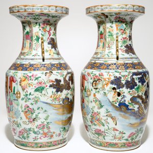 Een paar Chinese vergulde famille rose Canton vazen, 19e eeuw — foto 4