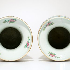Een paar Chinese vergulde famille rose Canton vazen, 19e eeuw — foto 5