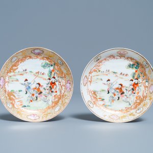 Een paar Chinese vergulde famille rose koppen en schotels met een jachtdecor, Qianlong — foto 2