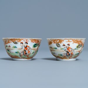Een paar Chinese vergulde famille rose koppen en schotels met een jachtdecor, Qianlong — foto 4