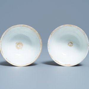 Een paar Chinese vergulde famille rose koppen en schotels met een jachtdecor, Qianlong — foto 8