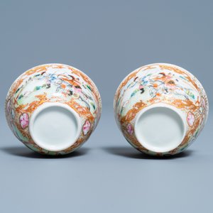 Een paar Chinese vergulde famille rose koppen en schotels met een jachtdecor, Qianlong — foto 9