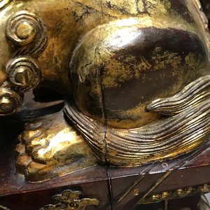 Een paar Chinese vergulde gelakt houten beelden van tempelleeuwen, 19e eeuw — foto 9